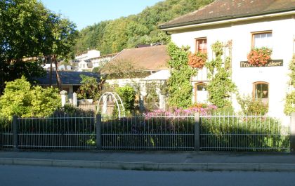 Traditioneller Zaun passend zum Gebäude von Metallbau Hofmann