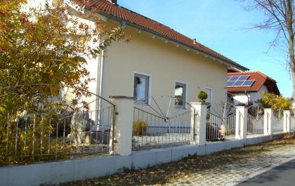 Moderner Zaun vor gelbem Gebäude von Metallbau Hofmann