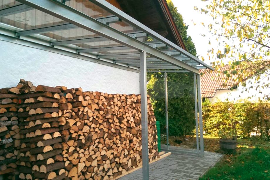 Metallbau Hofmann Terrassenüberdachung und Überdachung für Brennholz aus Glas-Stahl