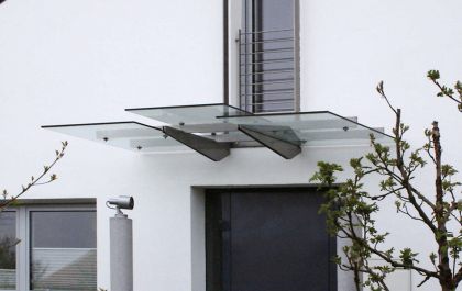 Modernes Vordach mit einer Edelstahl-Glas-Kombination von Metallbau Hofmann