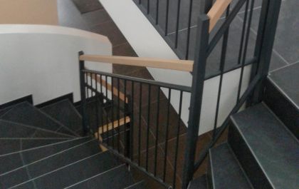 Treppengeländer aus Edelstahl und Holz von Metallbau Hofmann
