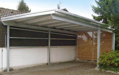 Moderner Carport mit Holzvertäfelung von Metallbau Hofmann