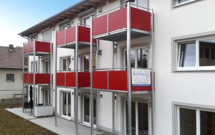 Metallbau Hofmann Referenzbild Balkonanlage Fasadenplatten in rot