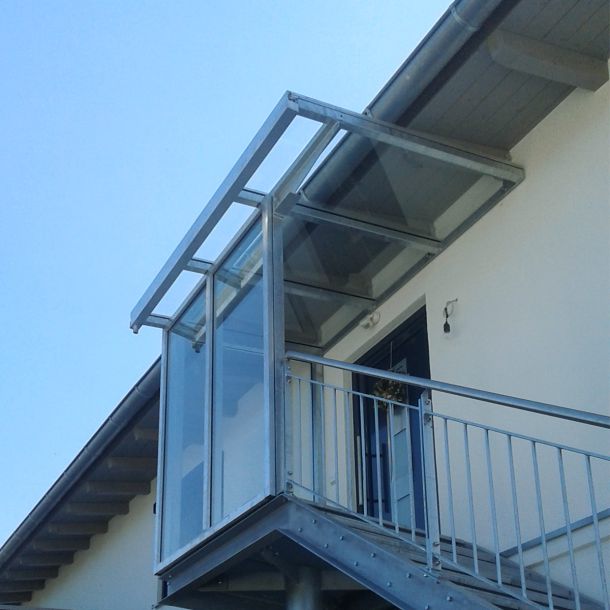 Eingangsüberdachung mit Glaselementen und Treppe von Metallbau Hofmann
