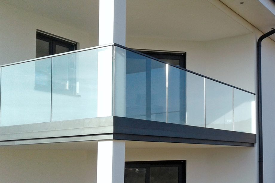 Balkon aus Gals und Metall von Metallbau Hofmann in Bogen