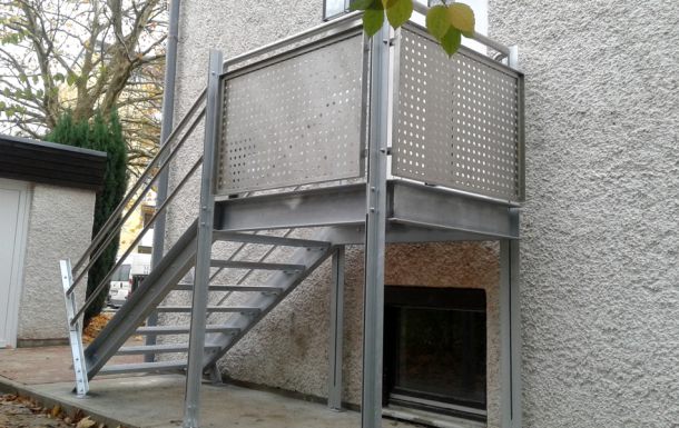 Metallbau Hofmann - Seiteneingangstreppe im Design Lochblech
