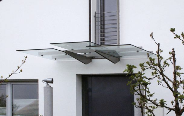 Design-Eingangsüberdachung in Glas und Edelstahl