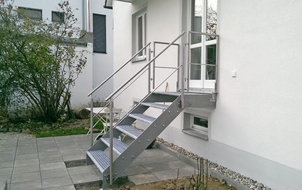 Metallbau Hofmann - Nebeneingangstreppe im Gartenbereich