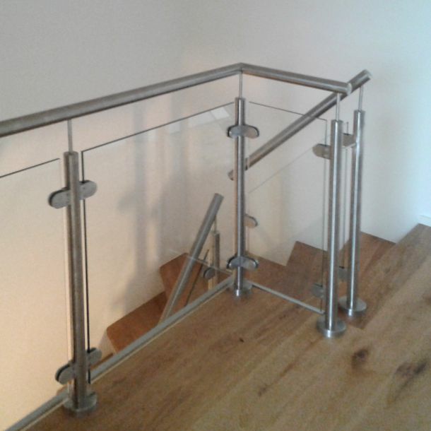 Modernes Treppengeländer mit Glaselementen von Metallbau Hofmann