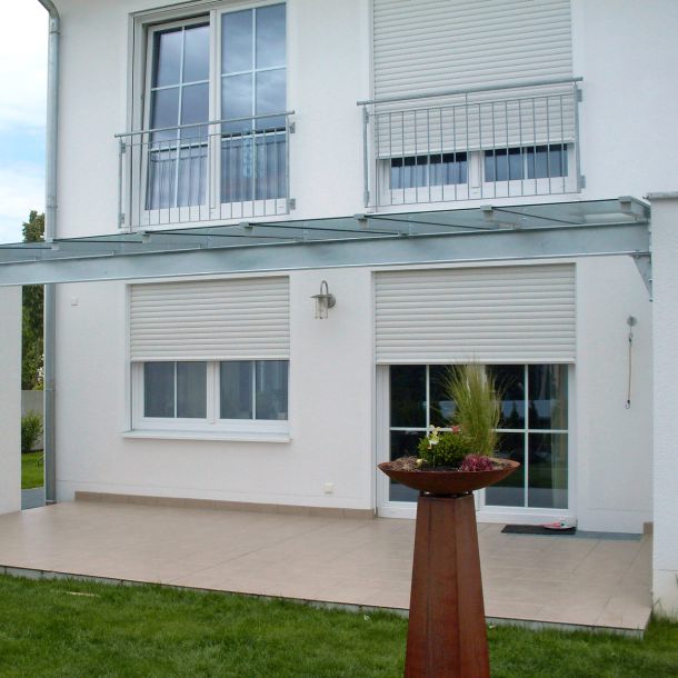 Moderne Terrassenüberdachung mit Glaselementen von Metallbau Hofmann