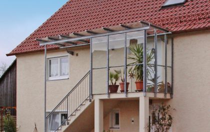 Eingangsüberdach mit Glasüberdachung und Windschutz von Metallbau Hofmann