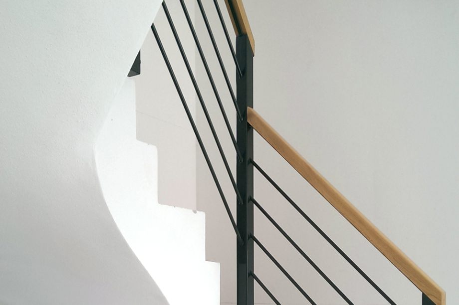 Metallbau Hofmann Treppengeländer Stahl mit Holzlauf
