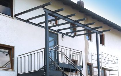 Eingangsüberdachung mit Stahltreppe von Metallbau Hofmann