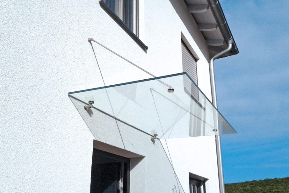 Metallbau Hofmann modernes Glasvordach über Haustüre